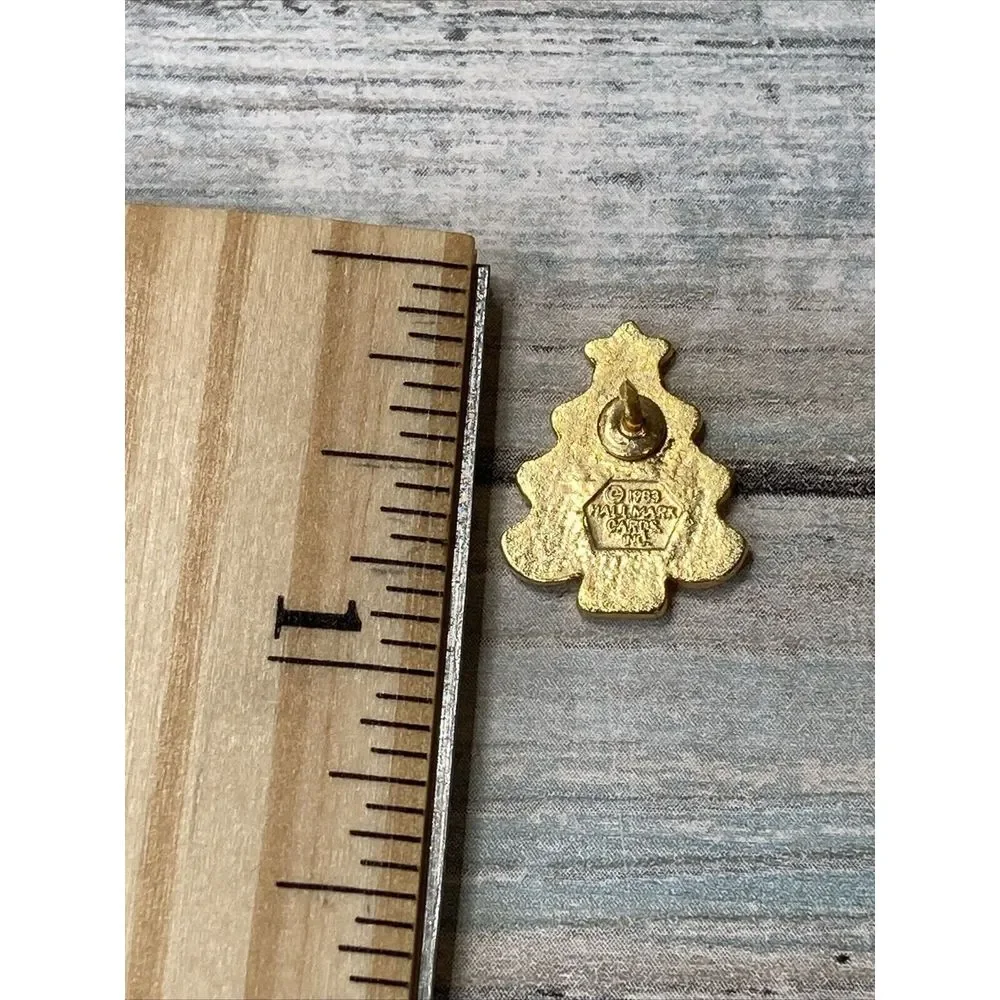 HALLMARK Cards 1983 Christmas Tree Pin‎ Gold Tone Winter Holiday Lapel Hat